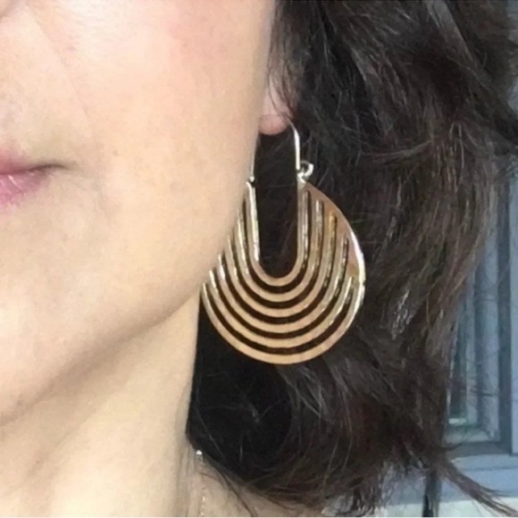 Anthropologie Gold Hammered Crescent Hoop Earring - Picture 8 of 9